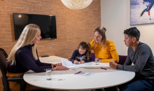 <p>Maaike de Boer van SNS in gesprek met klanten.</p>