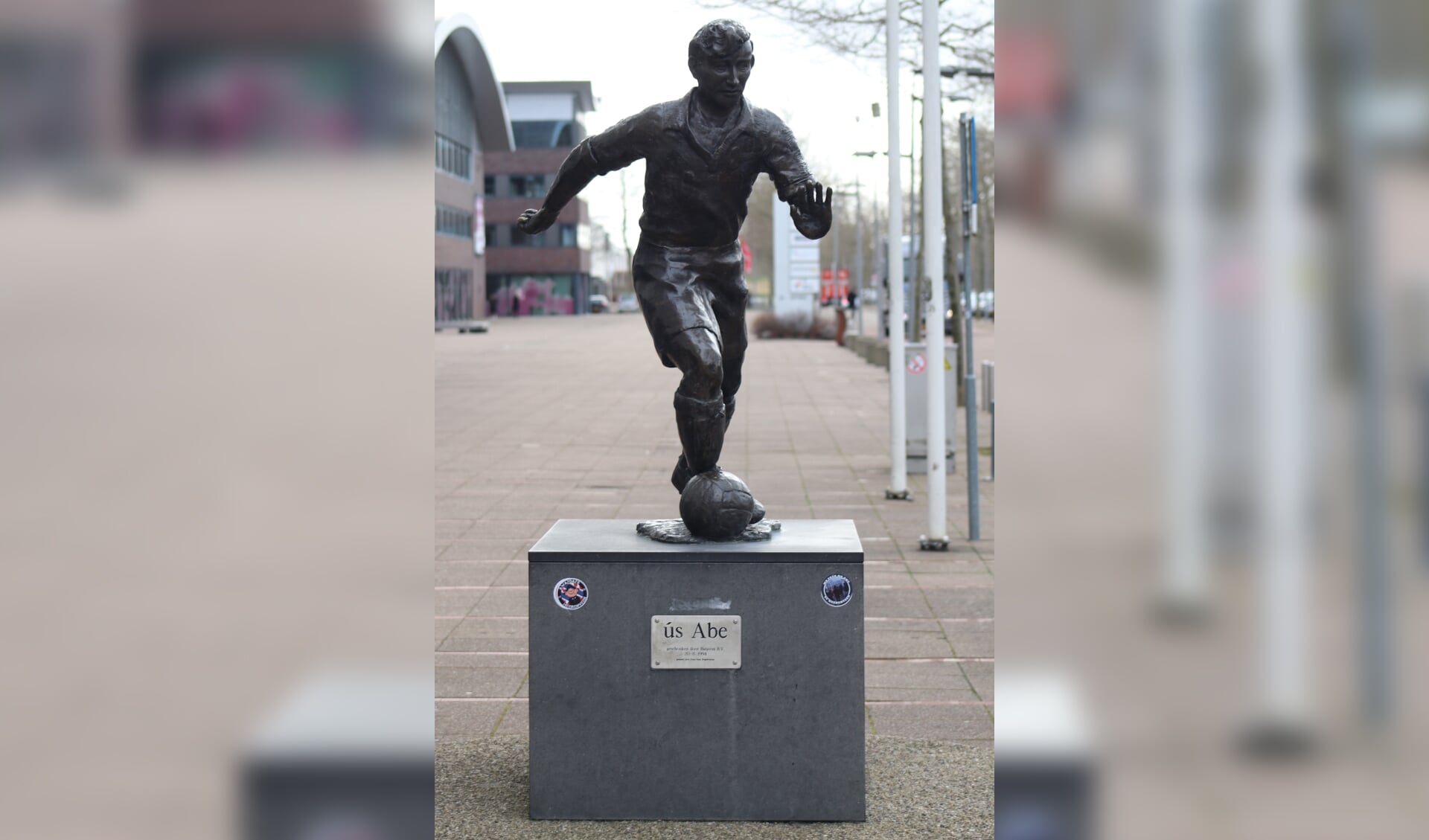 Volksheld Abe Lenstra had zijn club graag op sleeptouw willen nemen tegen zijn voormalige werkgever FC Twente. Abe doet in elk geval zijn best bij de ingang van het stadion om de Heerenveners te enthousiasmeren nog iets van dit seizoen te maken.