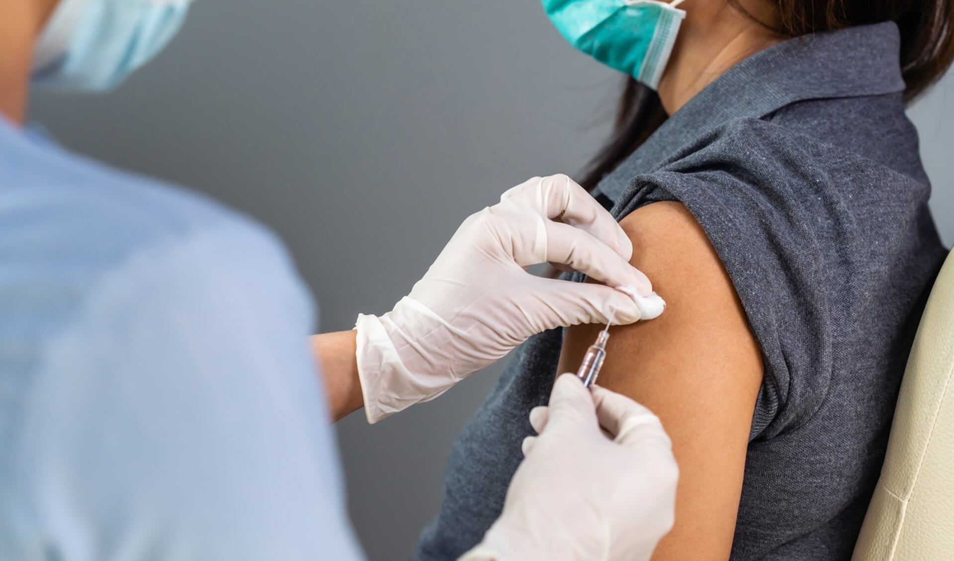 Het vaccineren met het AstraZeneca-vaccin in de strijd tegen het coronavirus wordt ook in Friesland zo spoedig mogelijk hervat.