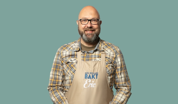 Bakker Eric coacht ons door het bakproces.