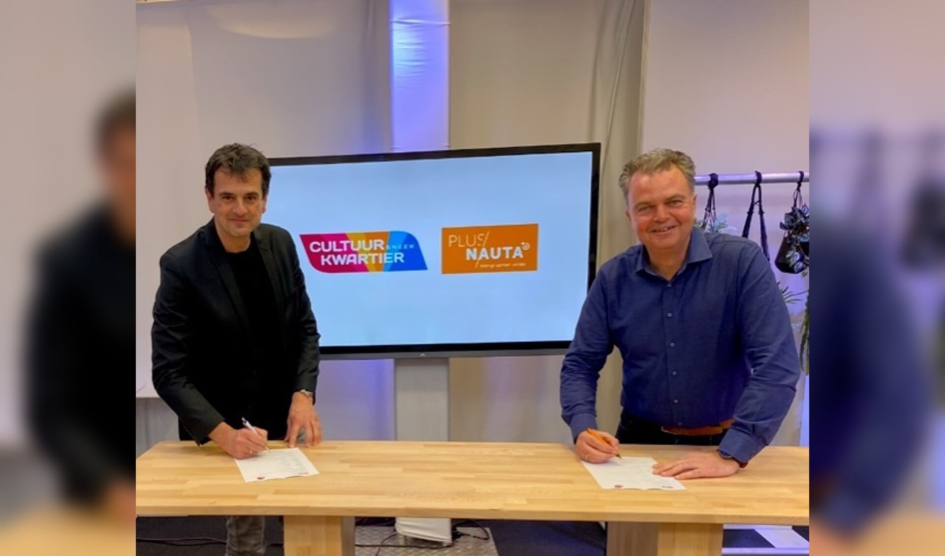 Directeur van CKS Wiebren Buma (links) ondertekent samen met Bram Nauta (rechts) het contract.