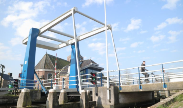 De brug in Warten, die voorlopig nog door een brugwachter ter plaatse zal worden bediend.