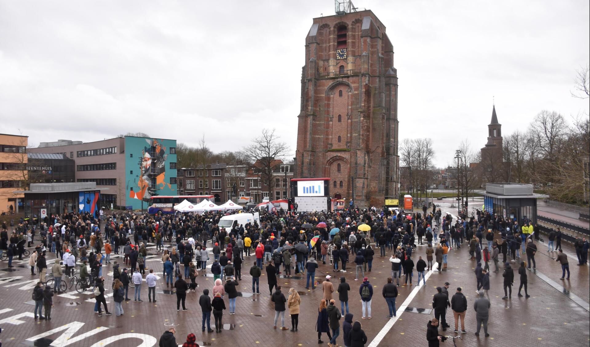 De manifestatie van Forum voor Democratie, vrijdagmiddag bij de Oldehove in Leeuwarden.