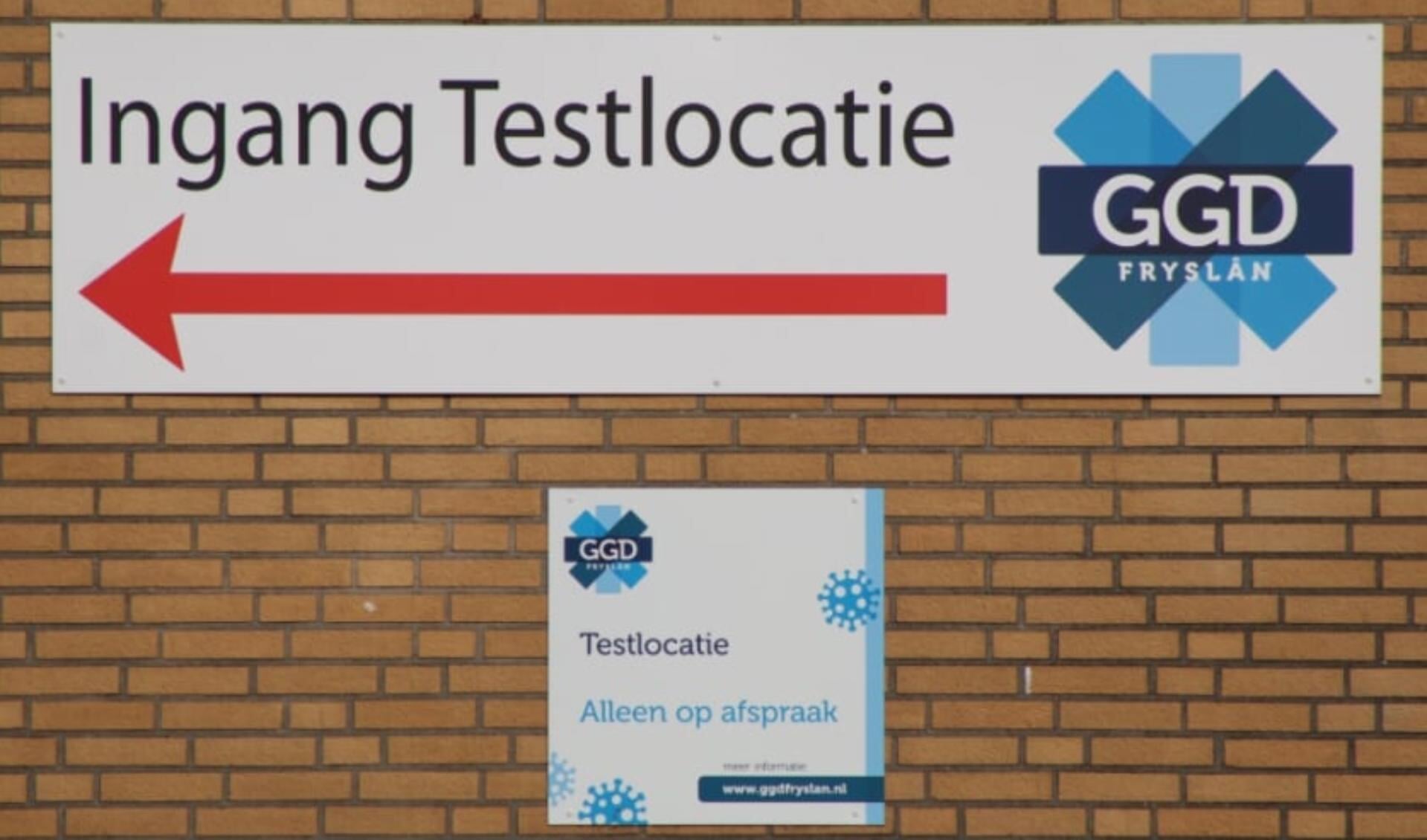 De borden bij één van de ingangen van een testlocatie van GGD Fryslân.