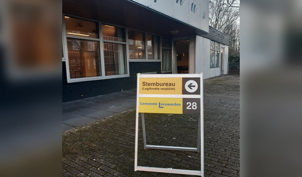 Eén van de stembureau's in de gemeente Leeuwarden waar de opkomst ook groot was tijdens de Tweede Kamer-verkiezingen.