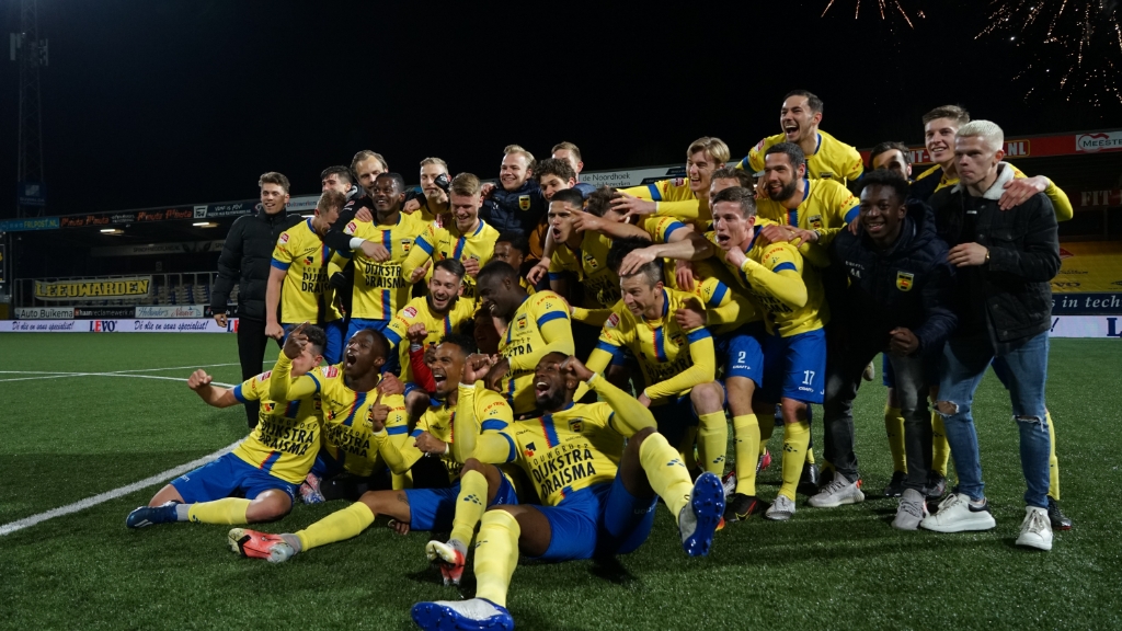 <p>De voetballers van Cambuur vieren feest na de terechte promotie naar de eredivisie, waar twee jaar lang keihard aan is gewerkt. Het vuurwerk op de achtergrond is van de supporters die op het Cambuurplein ook groot feest vieren. Op naar de eredivisie!</p>