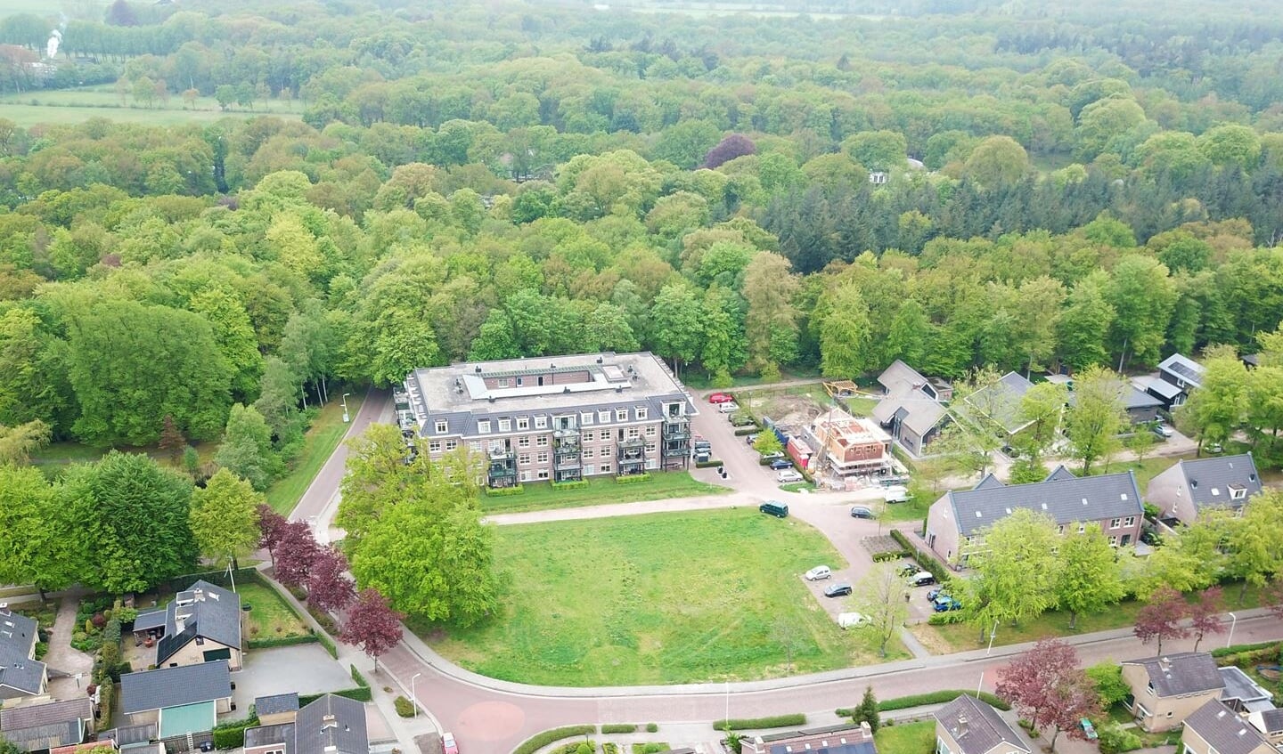 Mooie plek: aan de rand van het dorp én het bos.