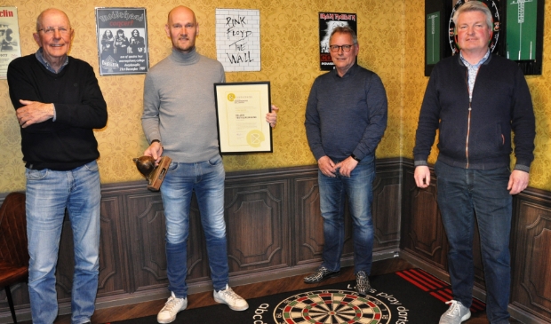 <p><em>Van links naar rechts: jurylid Freerk Wagt, Ronald Velzen, jurylid Koos Elzinga en voorzitter VOB Niels Engelmoer.</em></p>