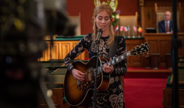 <p>Elske DeWall treedt op in het provinciehuis, op de achtergrond luistert Arno Brok - Commissaris van de Koning - mee.</p>