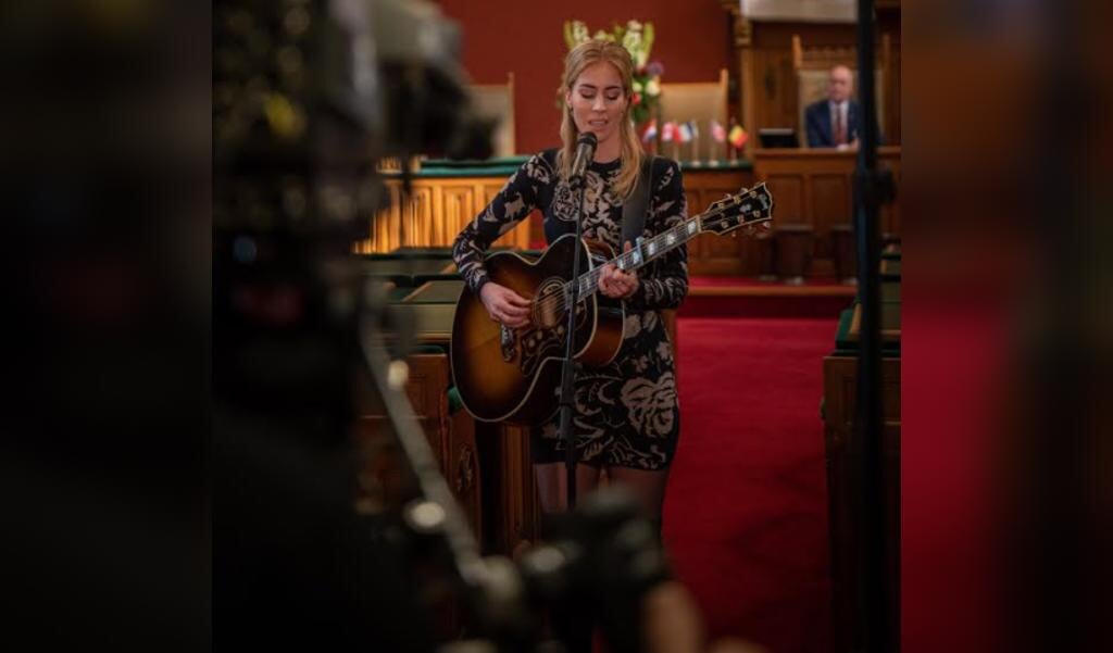 Elske DeWall treedt op in het provinciehuis, op de achtergrond luistert Arno Brok - Commissaris van de Koning - mee.