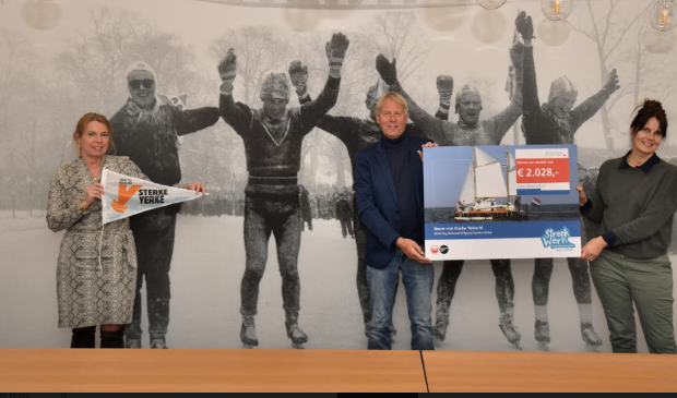 Bestuursleden Margreet Themmen en Wilfred de Jong ontvangen de cheque van 2028 euro uit handen van gedeputeerde Avine Fokkens-Kelder.