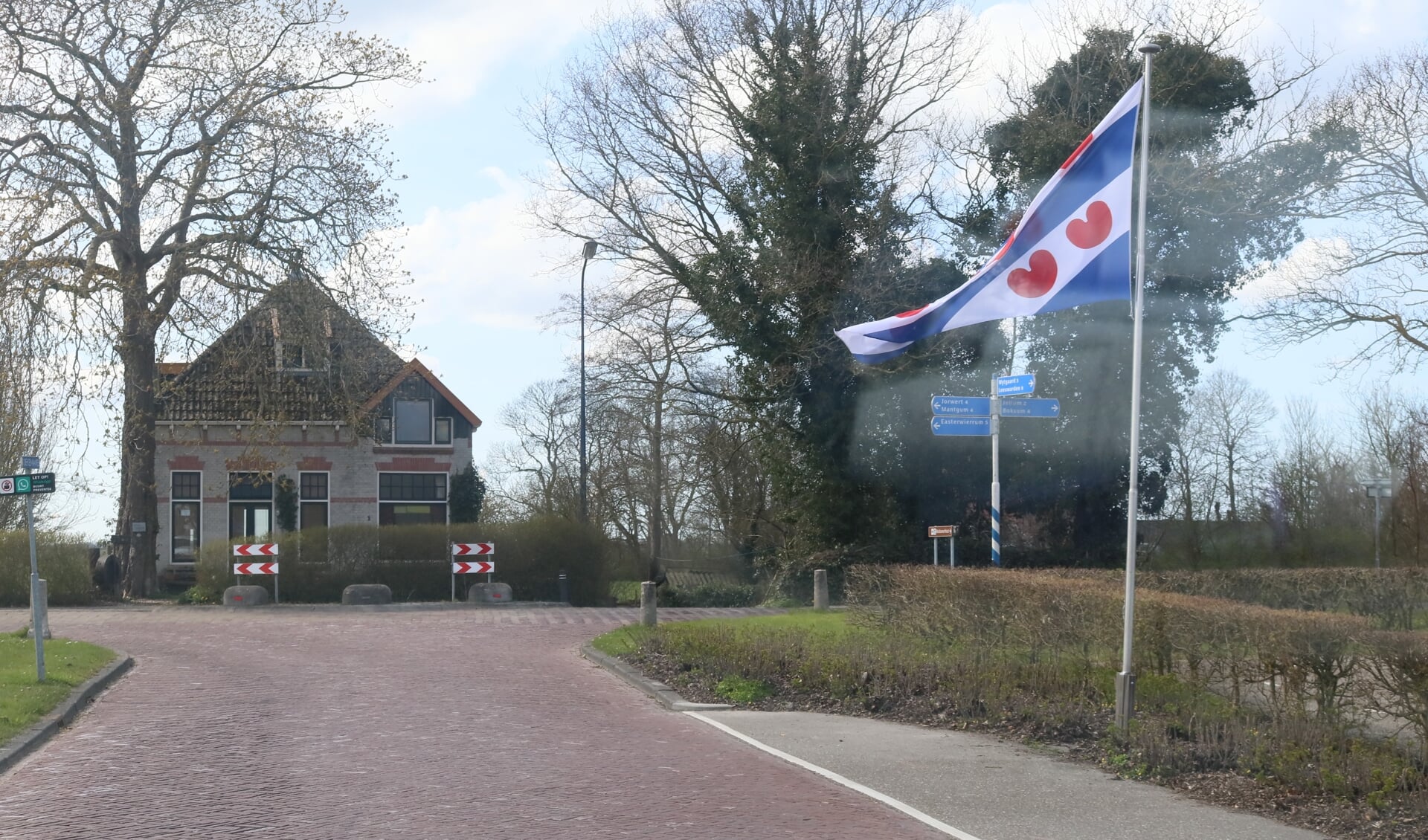 Deze Friese vlag markeerde bij Weidum de Friese bevrijdingsdag van WOII op 16 april. De vlag is ook het symbool van de Friese Nasjonale Partij (FNP). Die voelt zich buitenspel gezet bij het 'Deltaplan voor het Noorden'.