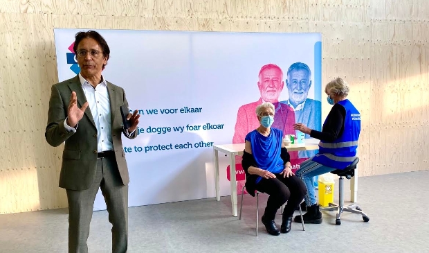 <p>Mevrouw Posthumus uit Heerenveen krijgt - in het bijzijn van burgemeester Van der Zwan - als eerste een corona vaccinatie in de vaccinatielocatie van Heerenveen.</p>