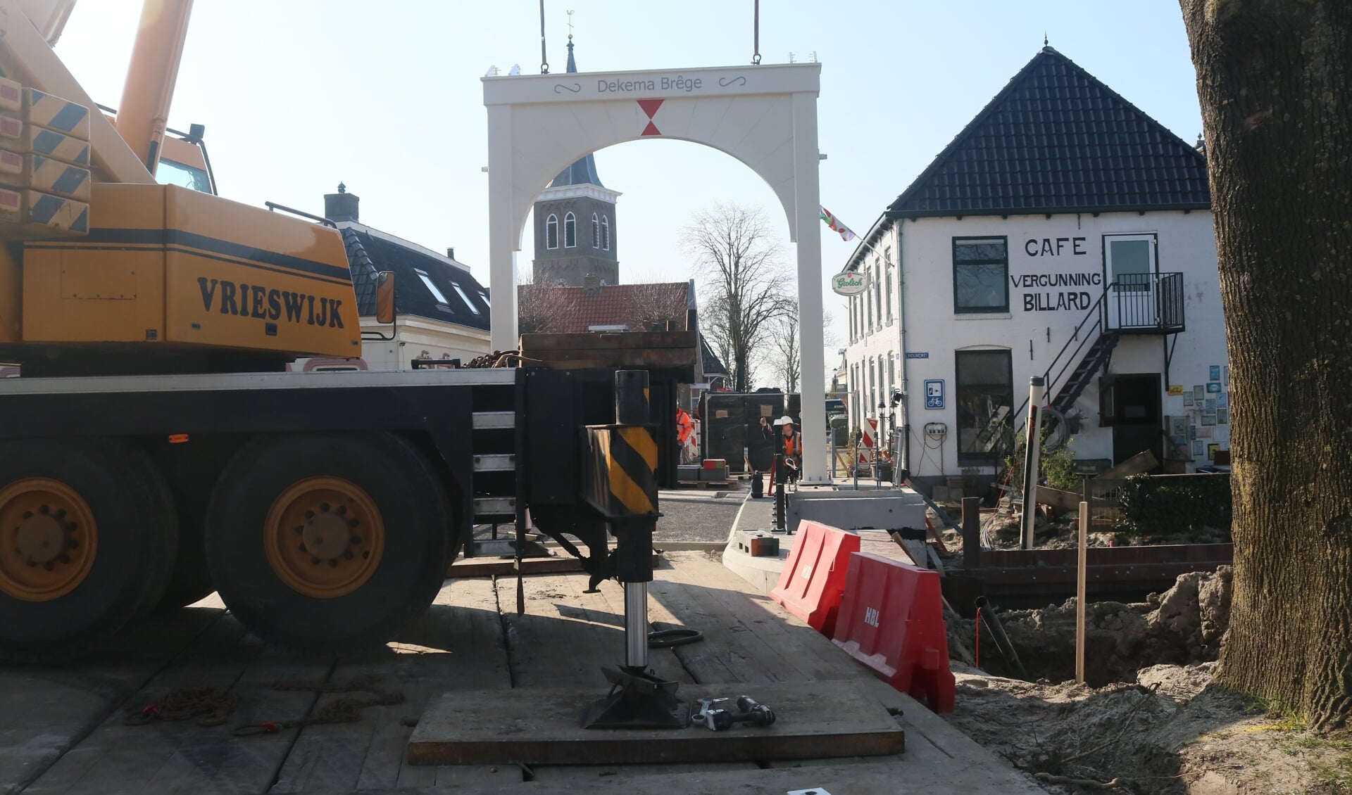 Het eerste deel van de bovenbouw van de nieuwe ophaalbrug bij Baard is zojuist geplaatst.