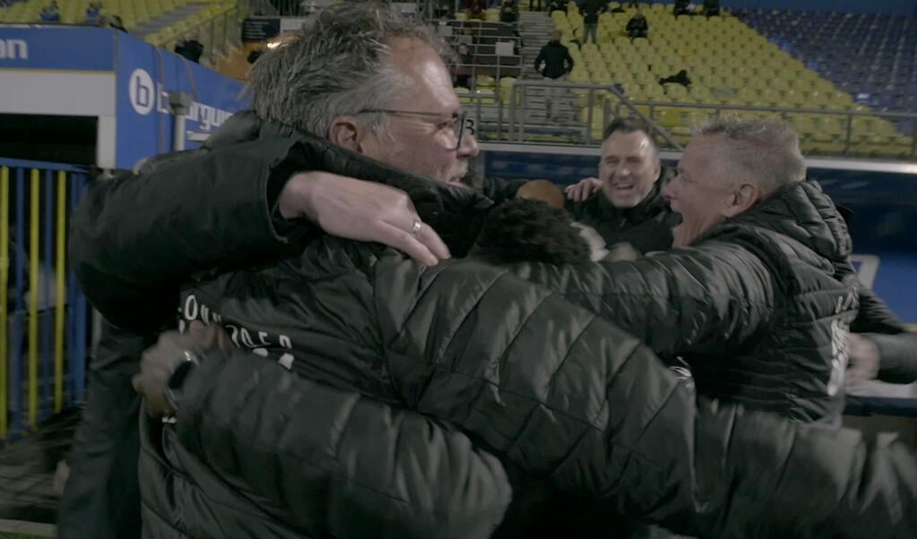 Henk de Jong juichend met zijn staf, na de wedstrijd tegen Helmond Sport die de promotie van SC Cambuur bezegelt.
