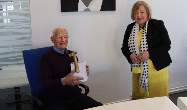 <p>De honderdjarige fietser Piet Kaspers van Terschelling ontvangt wisseltrofee de Gouden Trapper uit handen van burgemeester Caroline van de Pol.</p>