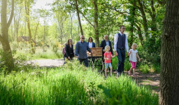 Een begrafenis in de natuurbegraafplaats in Nieuwehorne.