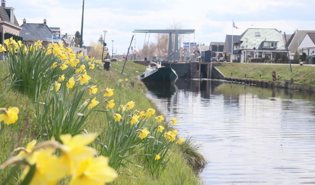 Vanuit Appelscha begint en eindigt het Stellingenpad. Hier zie je de brug met sluis in Appelscha, onderdeel van de toeristisch aantrekkelijke Turfoute.