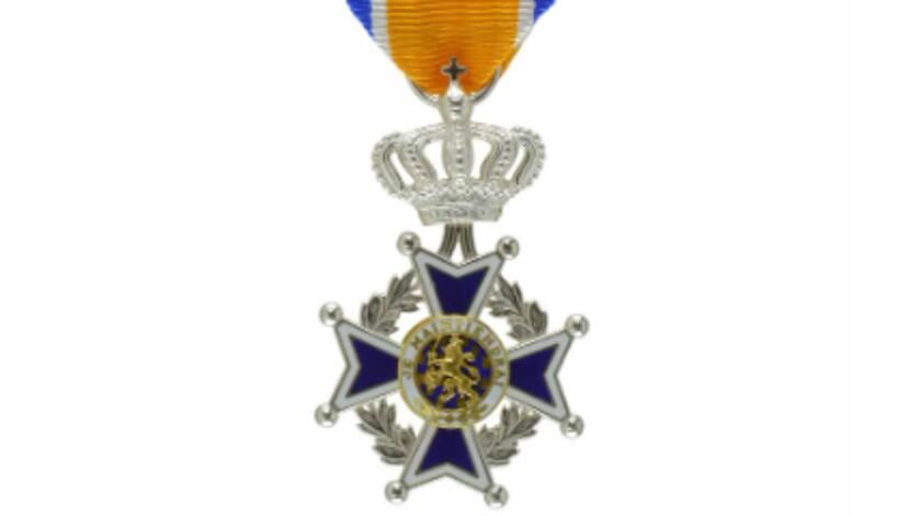 Hier de onderscheiding van 'Lid in de Orde van Oranje Nssau'