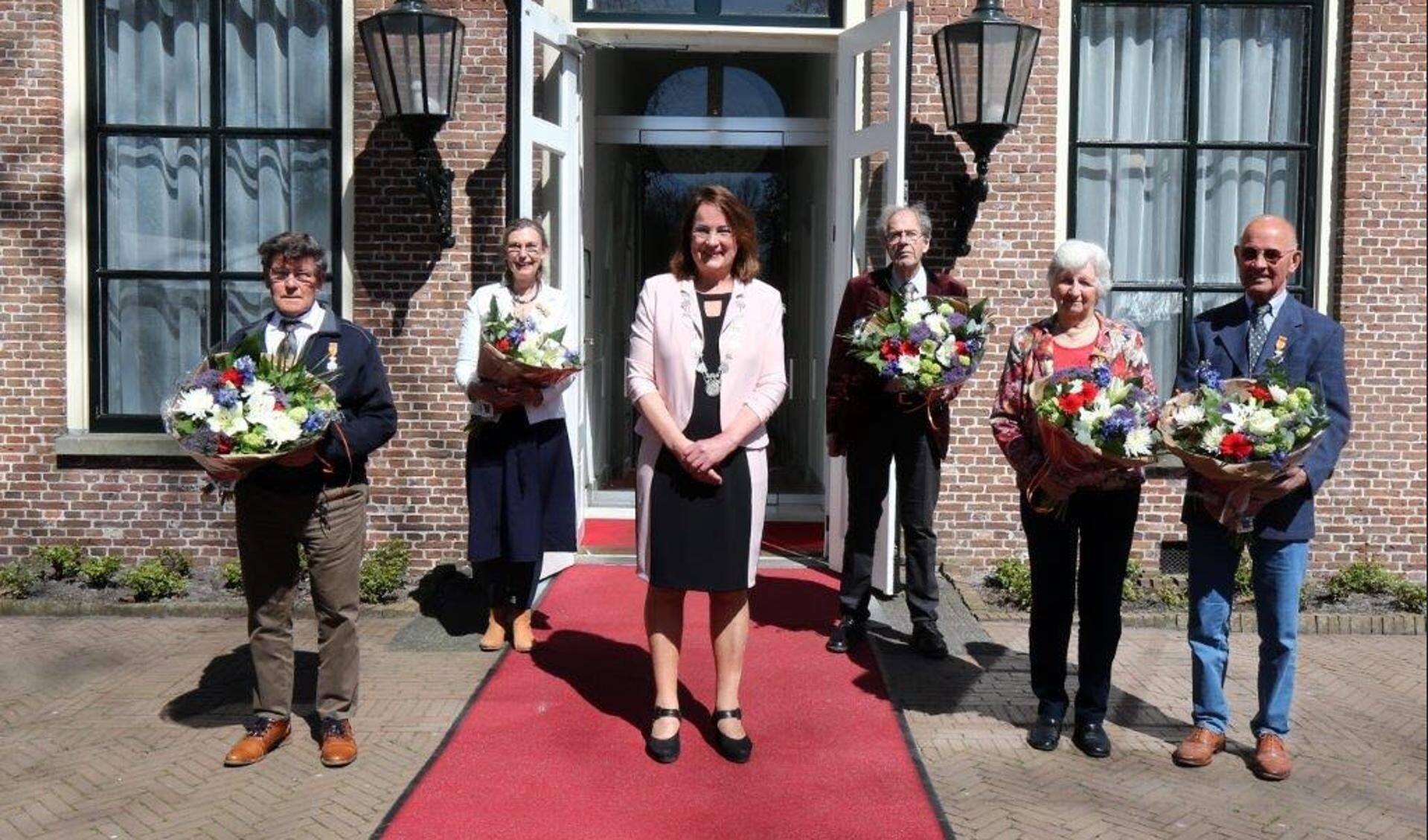 Luitzen de Vries, Henk Modderman en Sijanda Jelsma uit Beetsterzwaag en het
echtpaar Cor en Ria Hoekmeijer uit Gorredijk, met in het midden burgemeester Ellen van Selm.