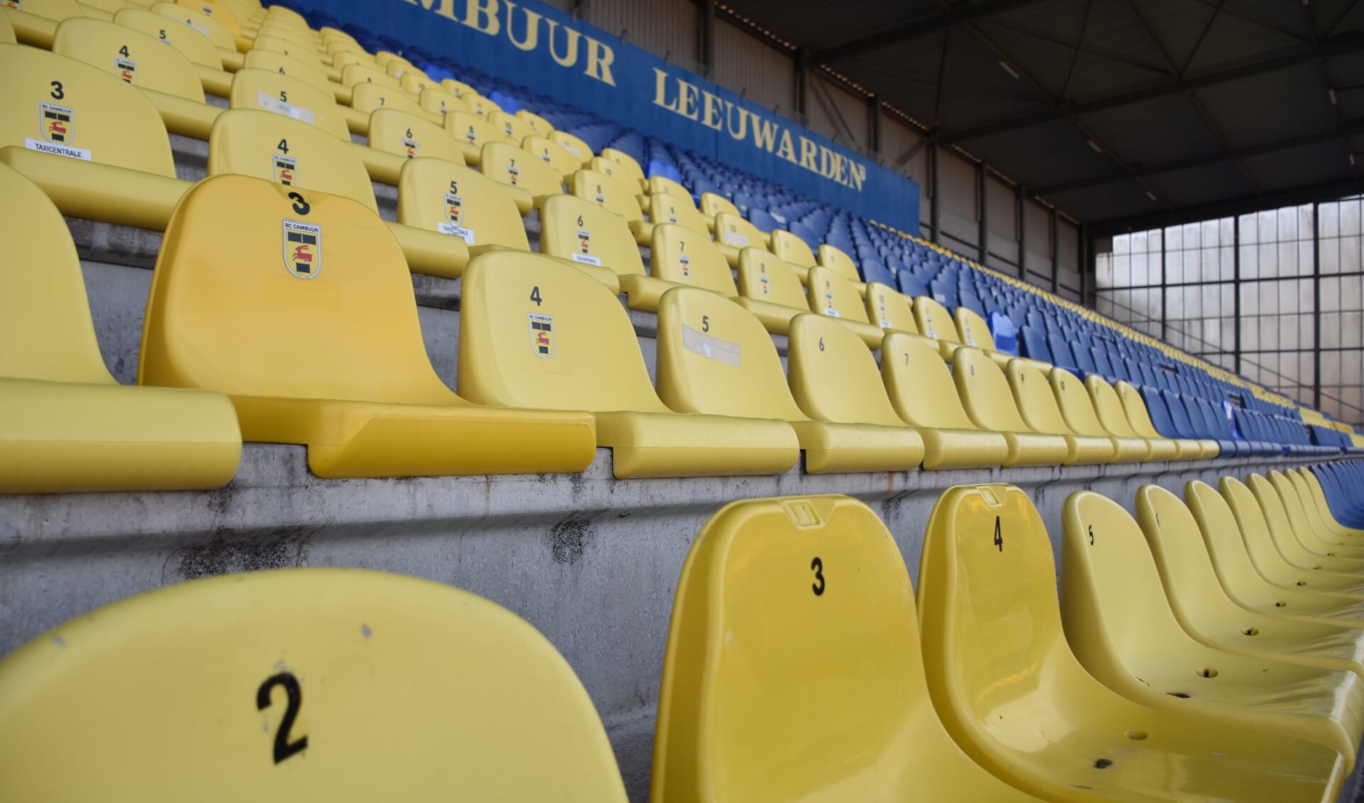 De lege stoeltjes in het Cambuur Stadion zijn binnenkort eindelijk weer eens gevuld.
