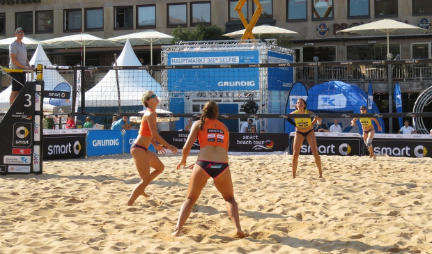 Foto van een beachvolleybaltoernooi in een Duitse stad. In juli komt de nationale top naar Heerenveen én is er een toernooi voor dorpen en voor bedrijven.