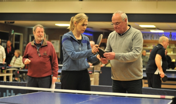 <p>Iepen Mienskipsfûns subsidieert niet alleen projecten om een buurt/dorp op te knappen, maar ook voor sportieve activiteiten zoals deze tafeltennisclinic voor ouderen zoals die vorig jaar in Friesland is gehouden.</p>