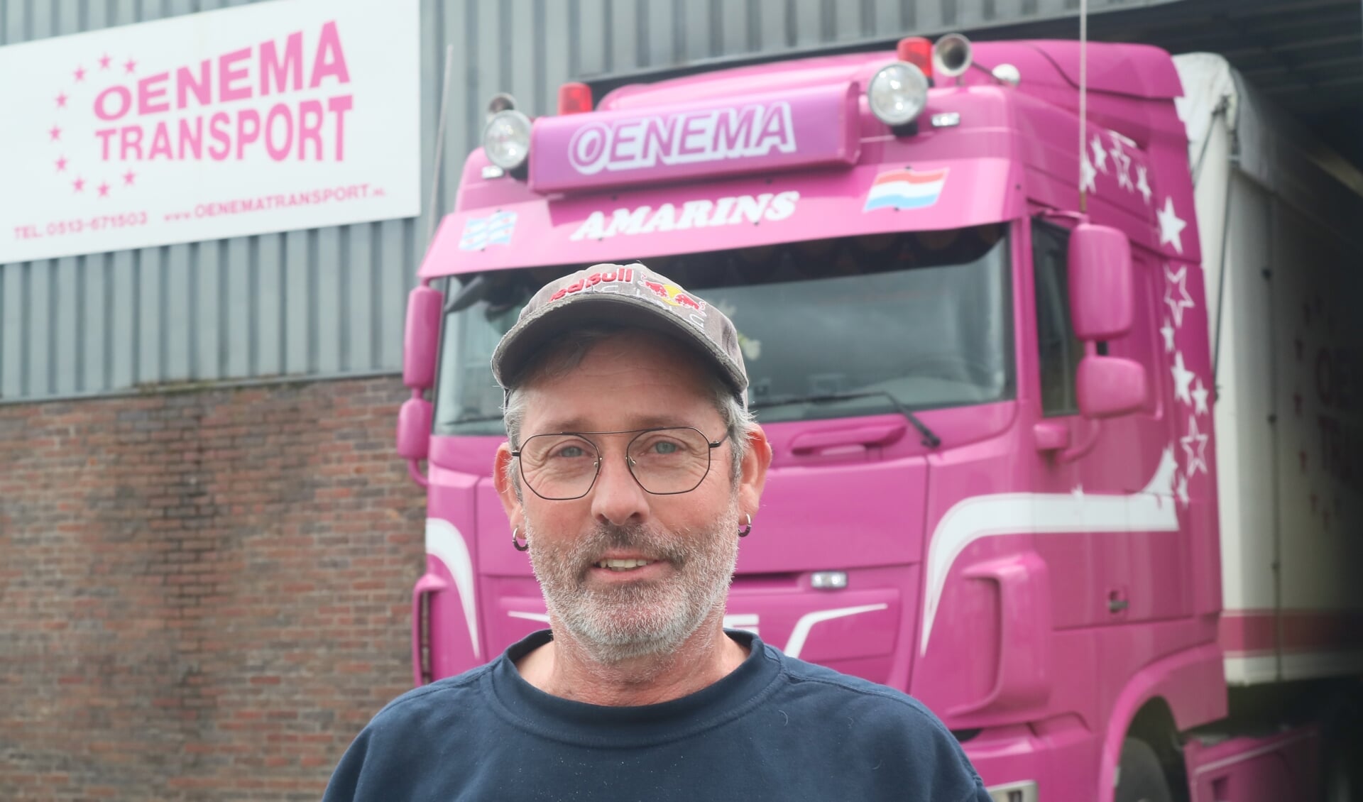 Roel Louwes voor zijn truck de 'Amarins', van Oenema Transport.