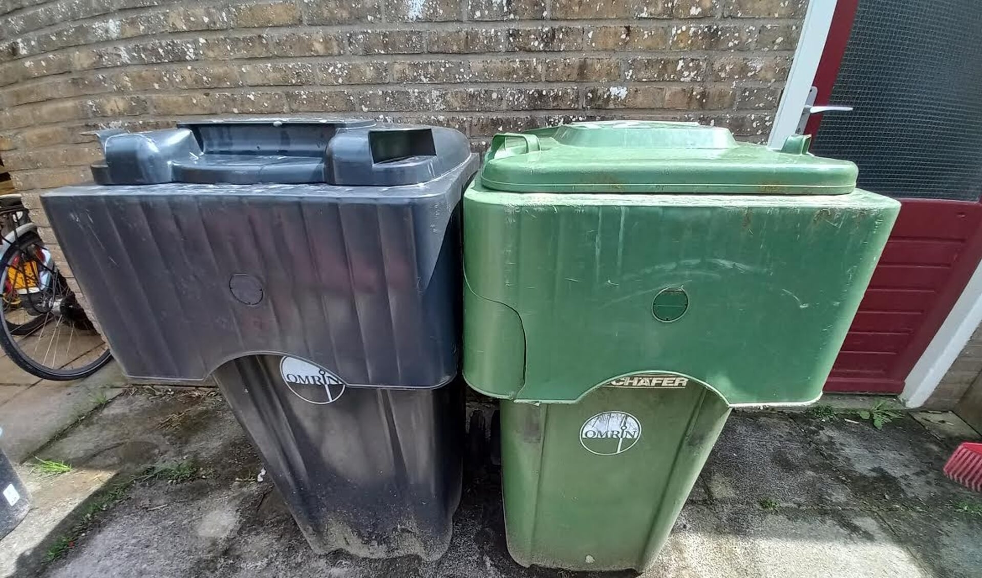 De groene en de grijze afvalcontainer.