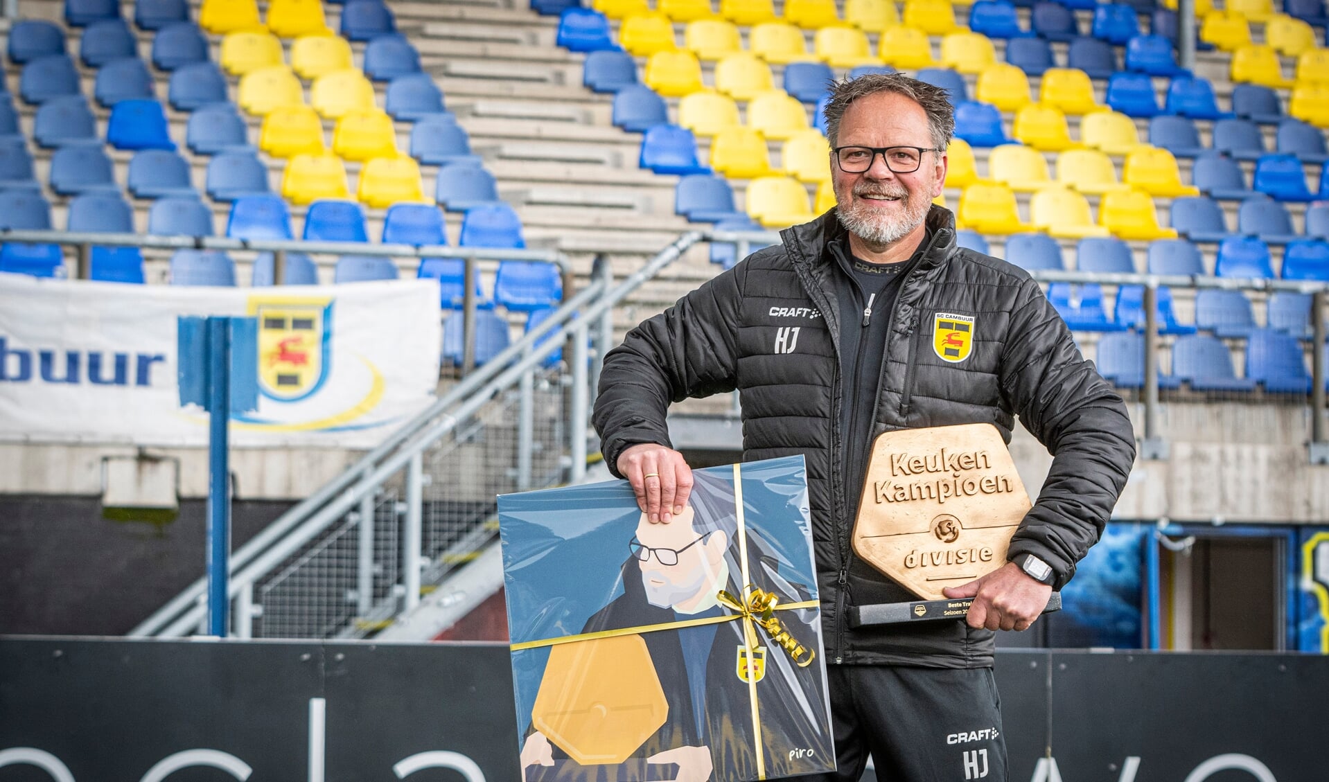 Henk de Jong ontvangt trots en blij zijn prijs voor beste trainer van de Keuken Kampioen Divisie.