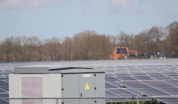 Zonnepanelenpark in Zuidoostelijk Friesland, met op de achtergrond een boerderij met zonnepanelen op het dak.