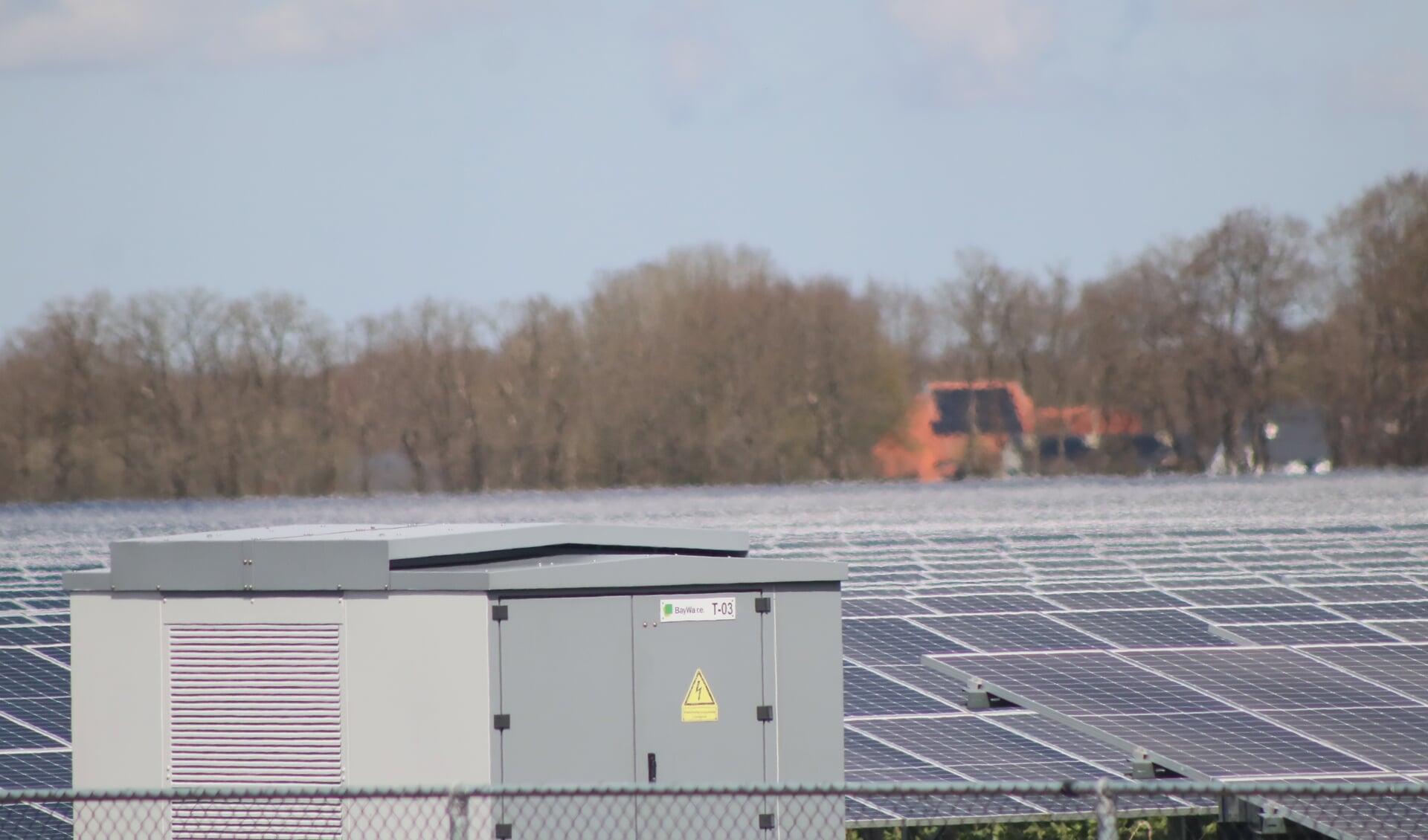 Zonnepanelenpark in Zuidoostelijk Friesland, met op de achtergrond een boerderij met zonnepanelen op het dak.