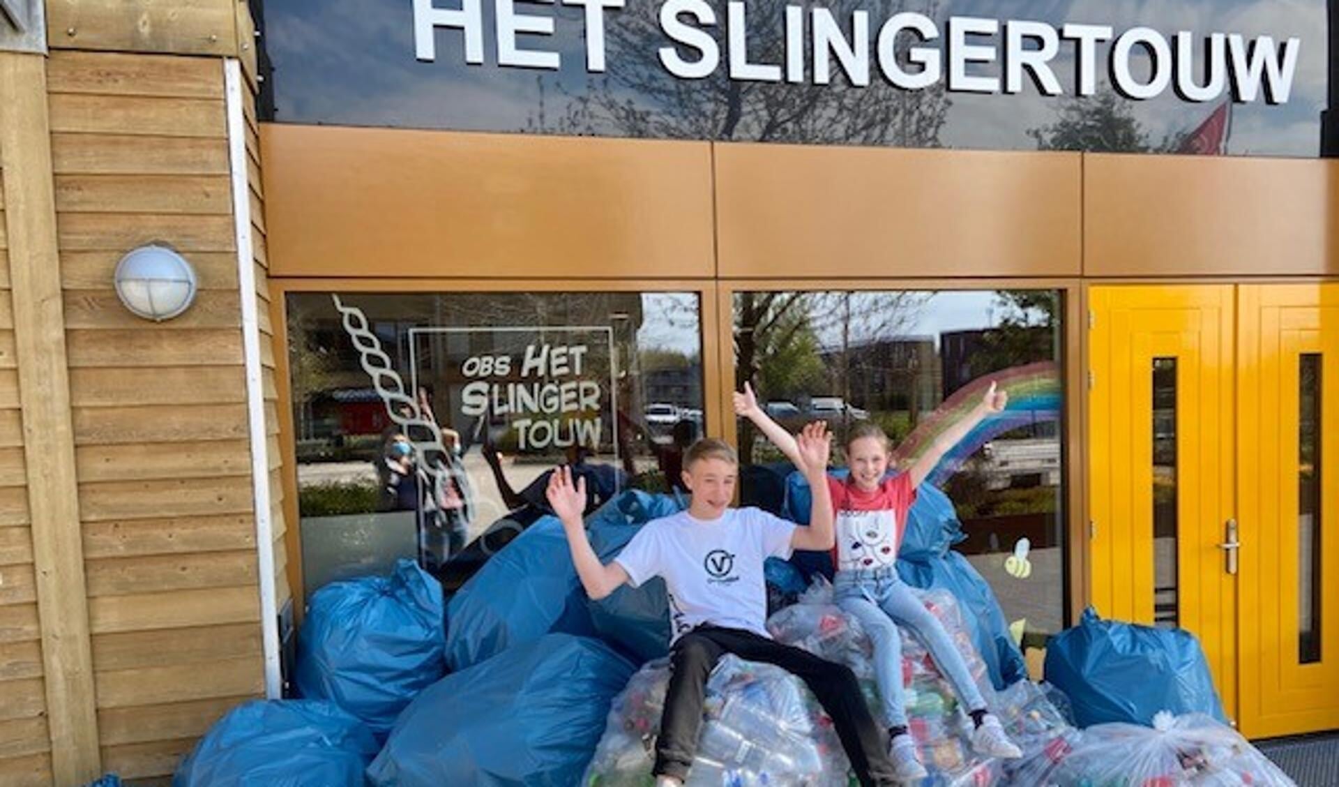 Jesse en Levy voor de school met de ingezamelde flessen voor het goede doel van hun moeder.