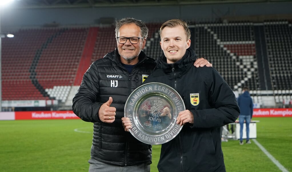 Trainer Henk de Jong en zoon Ruben de Jong van SC Cambuur.