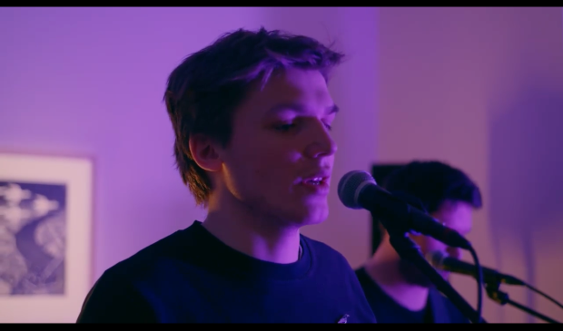 Felix ter Avest terwijl hij het lied over M.C. Escher zingt.