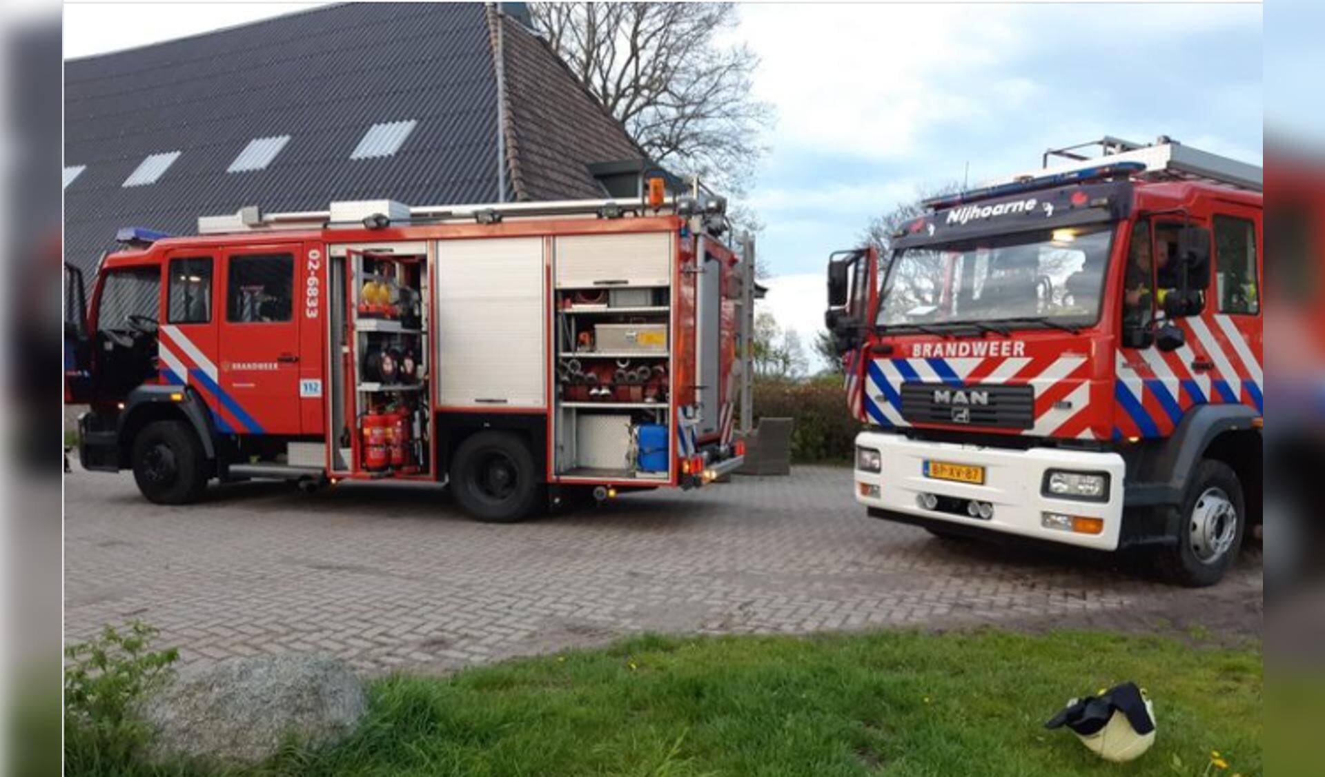 De brandweer van Nieuwehorne, bij de boerderij in Oosterwolde.