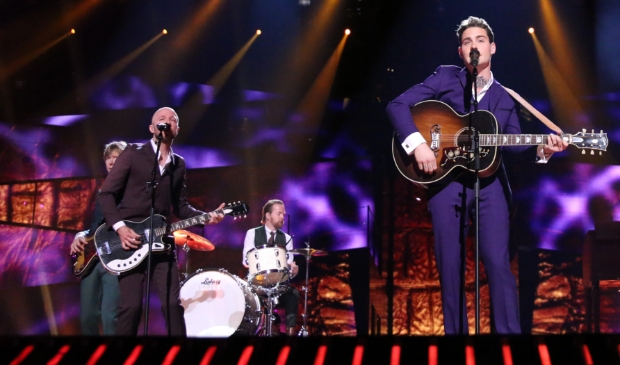 <p>JP Hoekstra (links) geniet samen met Douwe Bob met volle teugen van het Songfestival in Stockholm</p>