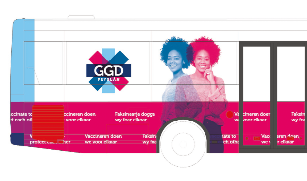 <p>Artist impression van de corona vaccinatiebus die door Friesland zal gaan rijden om te vaccineren.</p>