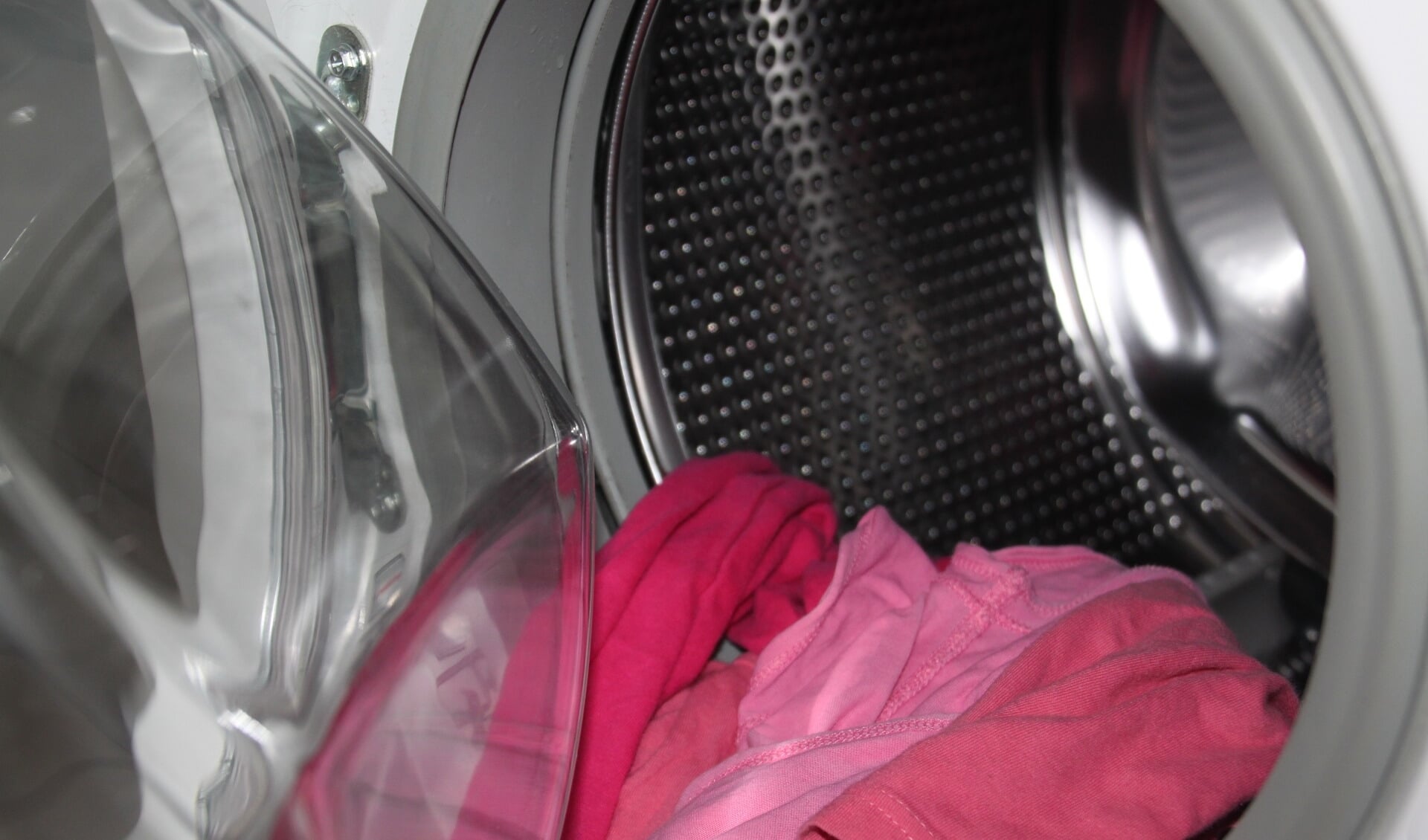 Eén van de gesteunde projecten betreft het helpen van mensen helpen bij het wassen van kleding.