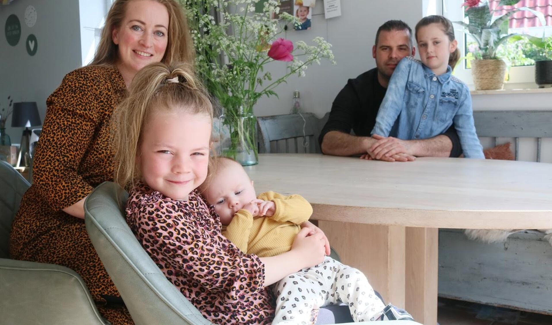 Baby Sarah met haar zusjes Ninthe en Mila en ouders Steven en Marieke.
