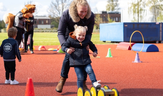 <p>Tijdens Evi's beweegavontuur leren kinderen verschillende sporten kennen</p>