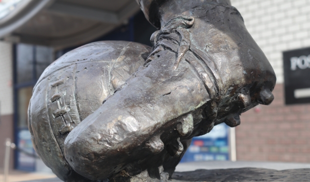 <p>Detail van het beeld van Abe Lenstra, het icoon van sc Heerenveen. De club speelde in eigen stadion zaterdagavond met 0-0 gelijk tegen FC Utrecht.</p>