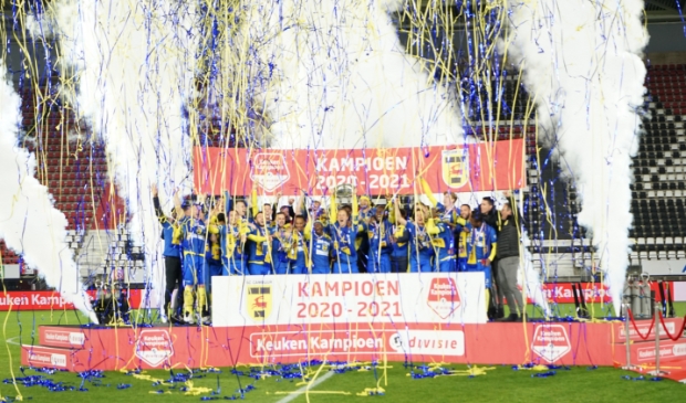 Dé kampioensfoto van vorige week. Na de winst vrijdagavond in Dordrecht kan Cambuur aanstaande woensdag thuis tegen NAC zelfs ook nog de vierde periodetitel winnen.