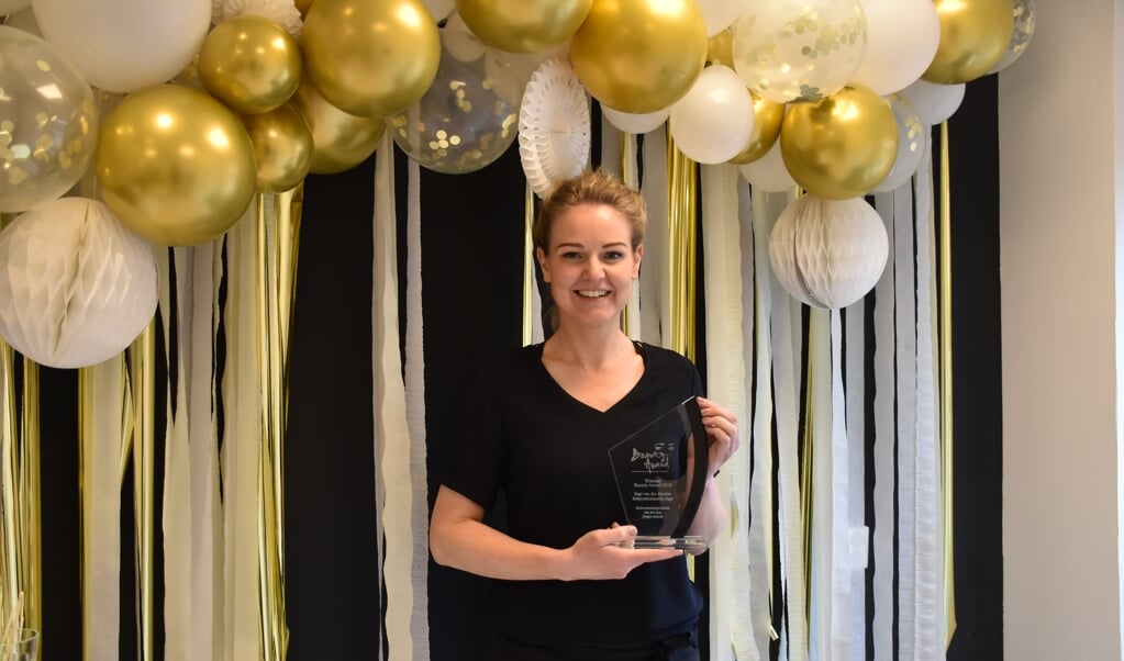 Inge van der Meulen van Schoonheidssalon Inge poseert met de felbegeerde Beauty Award.