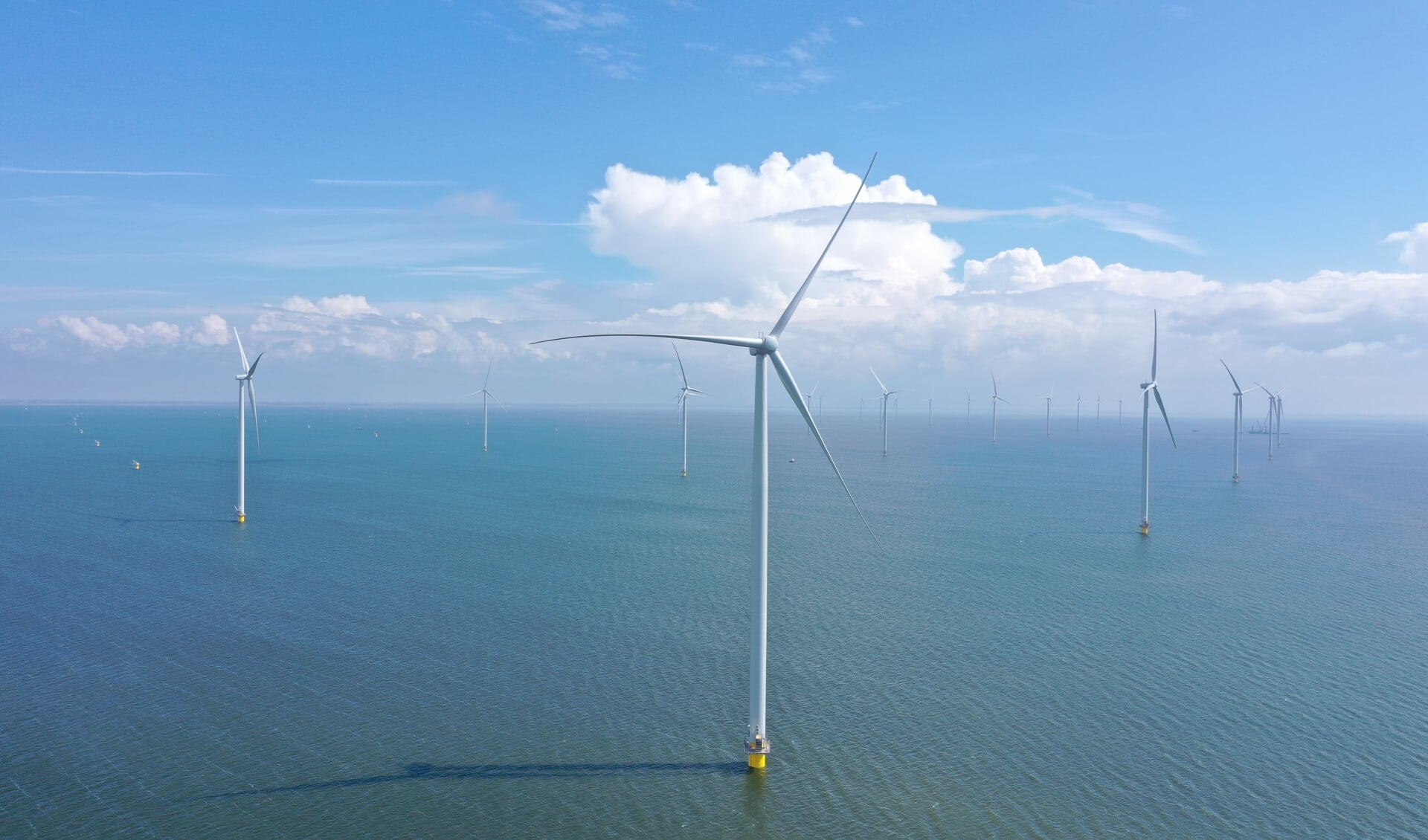 De eerste molens van Windpark Fryslân zijn inmiddels volledig opgebouwd. 