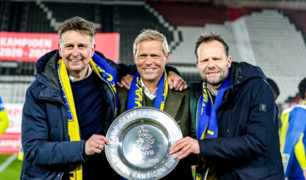 Ook Foeke Booy (midden) blijft langer bij SC Cambuur.