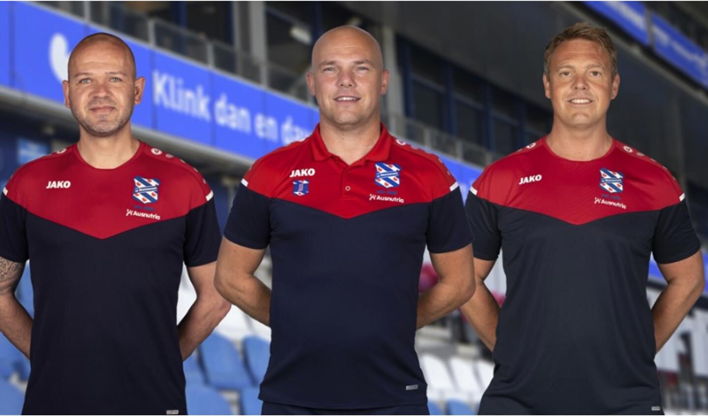 Van links naar rechts assistent Peter Reekers, hoofdtrainer Johnny Jansen en assistent Ole Tobiasen.