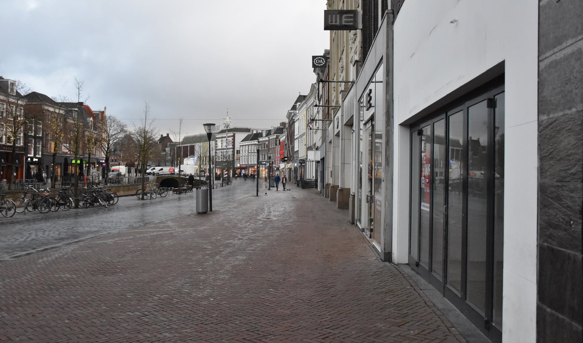 Lege winkelstraten in Leeuwarden tijdens de lockdown. Hoe moet het herstelbeleid eruit gaan zien?