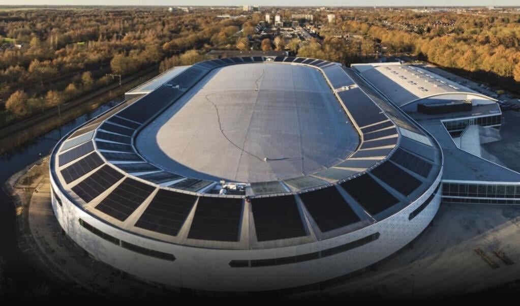 IJsstadion Thialf krijgt uitstel van de verzekeraars over de kwestie van de zonnepanelen op het dak.