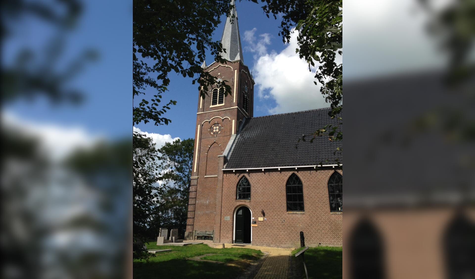 De kerk in Wiuwert is één van de meer dan 250 Friese kerken die deze zomer de de uren open in het kader van Tsjerkepaad 2021.